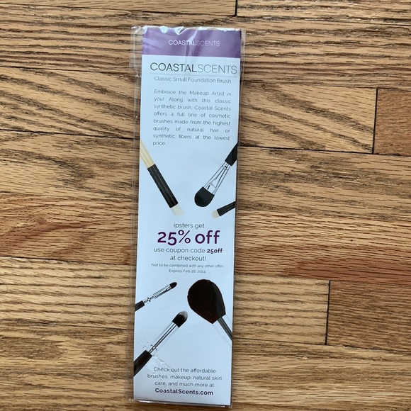 🆓 or 3/$15 Classic Small Foundation Brush - Picture 2 of 2